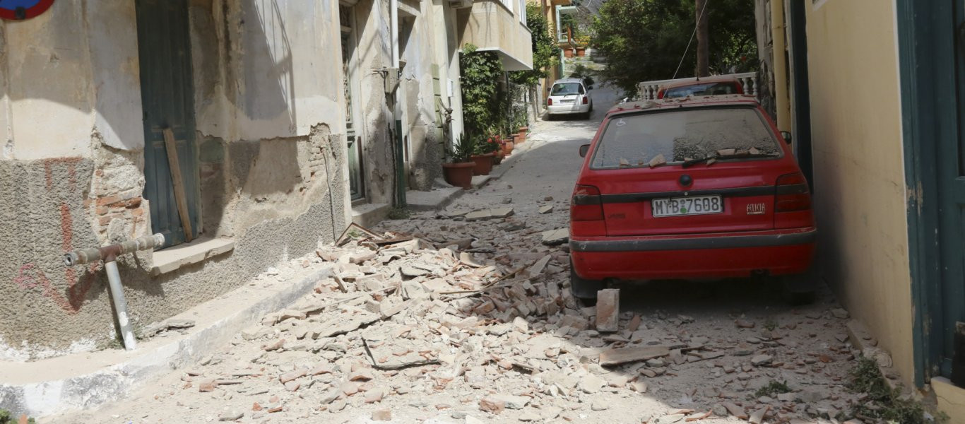 Κυβερνητικό κλιμάκιο στη Λέσβο - Ερείπια το 80% των σπιτιών στο χωριό Βρίσα